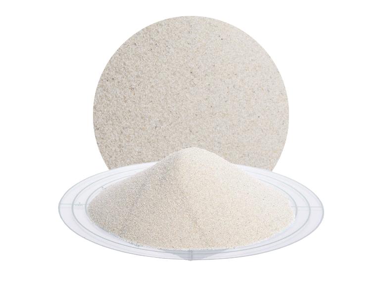 Ein Haufen feiner weißer Sand auf einer transparenten Platte, mit einem vergrößerten kreisförmigen Bild des Sandes dahinter.