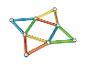 Bunte magnetische Baustäbe und Metallkugeln, die ein geometrisches Muster bilden.