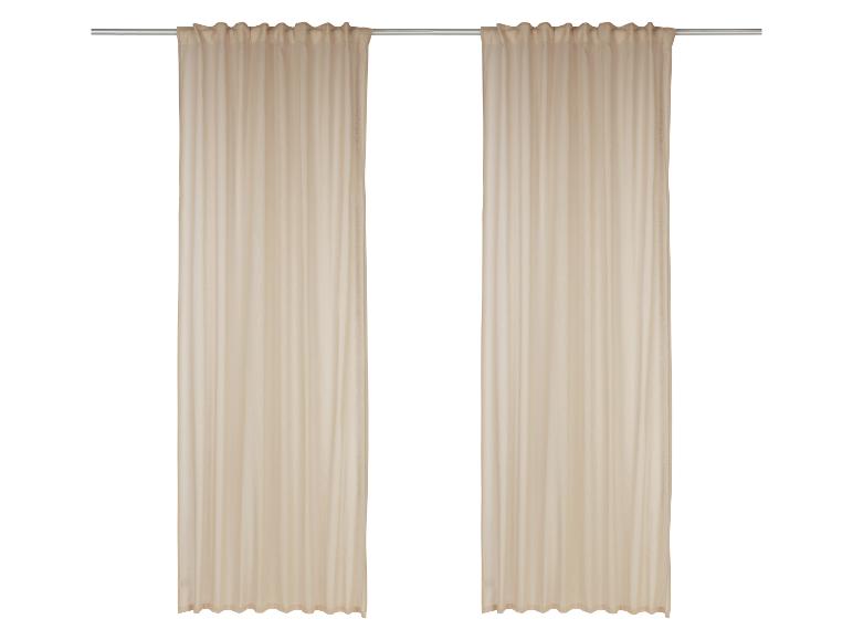Zwei beige Vorhänge an einer Stange.