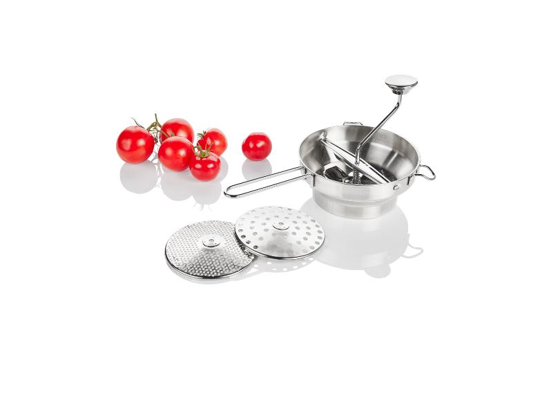 Edelstahl-Passiermühle mit Tomaten.