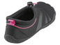 Schwarze Wasserschuhe mit rosa Akzenten.