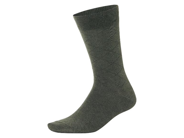 Olivengrüne Socke mit Rautenmuster.