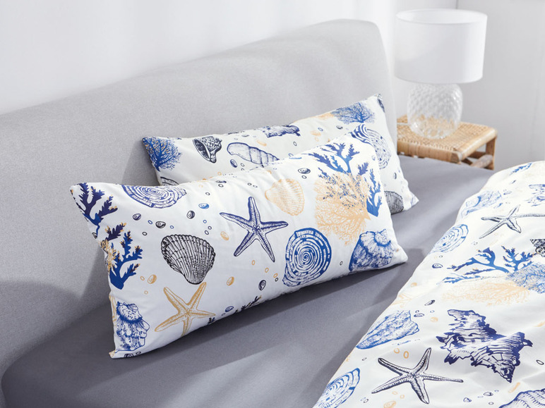 Kissen und Bettbezug mit Meeresmotiven, Muscheln und Seesternen.