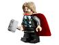 LEGO Thor Minifigur mit Mjölnir und rotem Umhang.