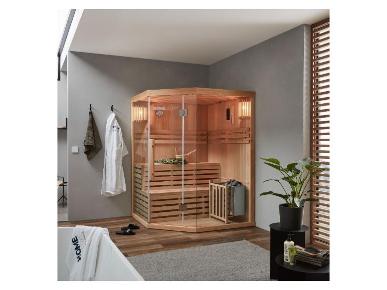 Moderne Heimsauna mit Glastür, Holzinterieur und Badaccessoires.