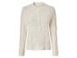 Cremefarbener Strickpullover mit Zopfmuster.