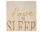 Nahaufnahme eines cremefarbenen Oberteils mit gold- und braunem Aufdruck „Love to Sleep“.
