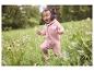 Kleinkind im rosa LUPILU® Baby Wollwalk-Overall beim Spielen auf einer Wiese