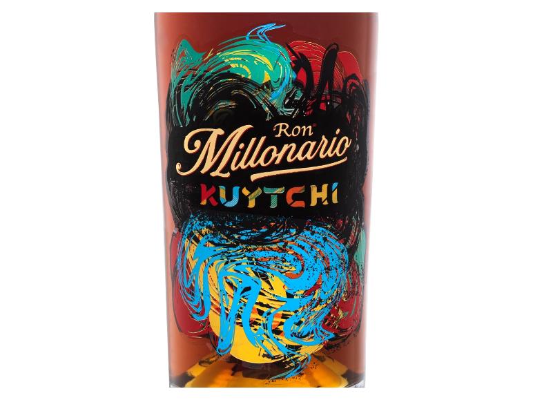 Eine Flasche Rum mit einem farbenfrohen, abstrakten Etikett mit dem Text „Ron Millonario KUYTCHI“.
