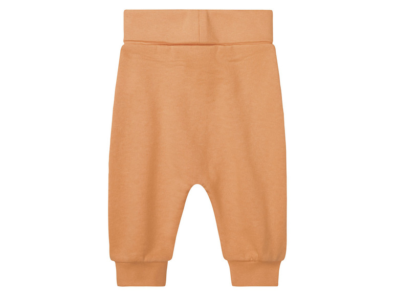 Eine orangefarbene Babyhose.