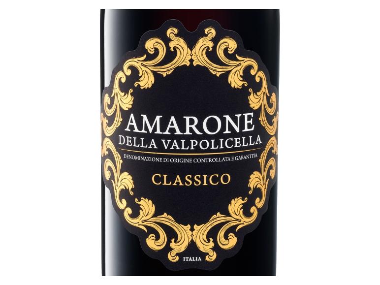 Rotweinetikett mit dem Text „AMARONE DELLA VALPOLICELLA CLASSICO“ und goldenen Details.