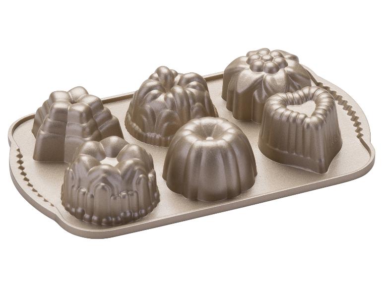 Ein goldfarbenes Backblech mit sechs verschieden geformten Mini-Gugelhupfformen.