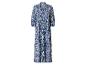 Blau-weißes Maxikleid mit Ikat-Muster und Dreiviertelärmeln.