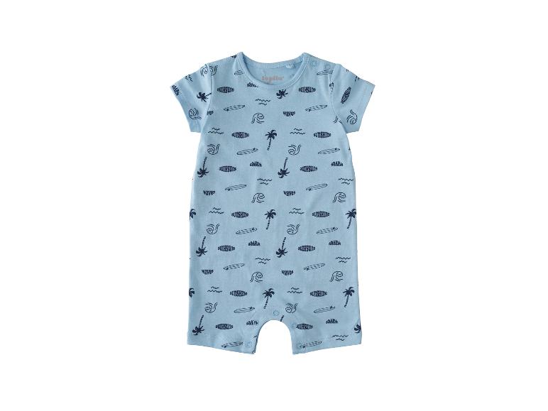Baby-Strampler in Hellblau mit kurzen Ärmeln und einem Strandmuster aus Palmen, Wellen und Surfbrettern.