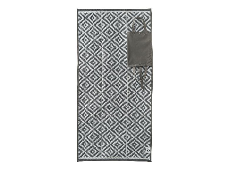 Grau-weiß gemusterte Outdoor-Matte mit dunkelgrauer Tragetasche