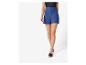 Blaue Shorts und flache Sandalen.