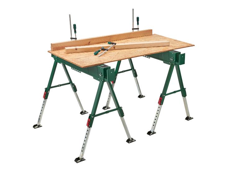 Arbeitstisch mit Holzplatte und Zwingen auf weißem Hintergrund.