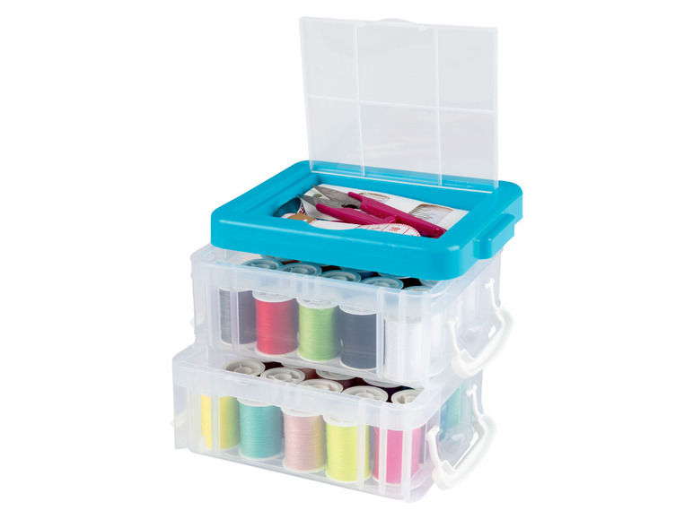Zwei transparente Aufbewahrungsboxen mit Griffen, gefüllt mit Garn und Nähzubehör.
