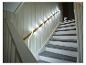 LIVARNO® Leuchtschlauch »The Renovator« beleuchtet das Treppengeländer.