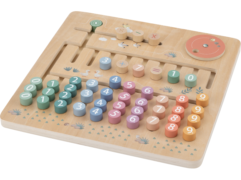 Hölzernes Mathe-Lernbrett mit bunten Zahlen- und Operationsmarken, mit Naturmotiv.