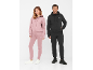 Mann und Frau in Kapuzenjacken und Jogginghosen, Frau in Rosa, Mann in Schwarz.