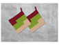 Zwei gehäkelte Topflappen in Rot, Grün und Beige.