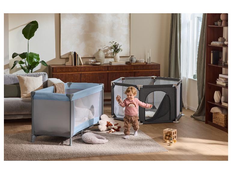 LUPILU® Baby-Laufstall und Reisebett in einem gemütlichen Wohnzimmer mit Kleinkind
