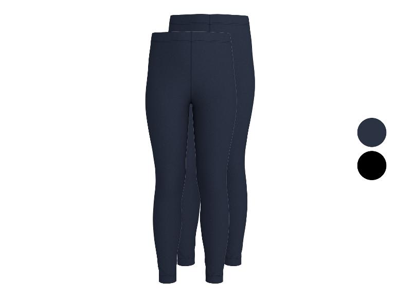 Zwei Paar dunkelblaue Kinderleggings, ein Paar schwarze Leggings.