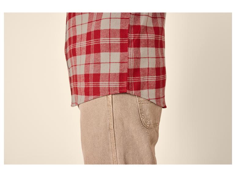 Rot-beiges kariertes Hemd mit beiger Hose.