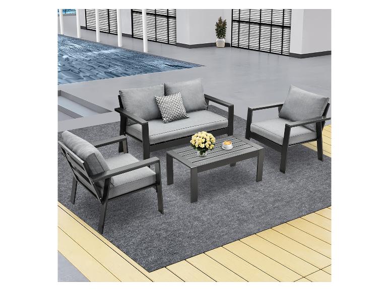 4-teiliges Terrassen-Set mit Sofa, zwei Sesseln und Couchtisch auf grauem Teppich
