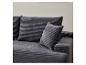 Graues geripptes Cordsofa mit Kissen, in modernem und bequemem Stil.