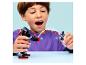 Junge spielt mit einem Roboterspielzeug und einer Figur, die Projektile abschießt.