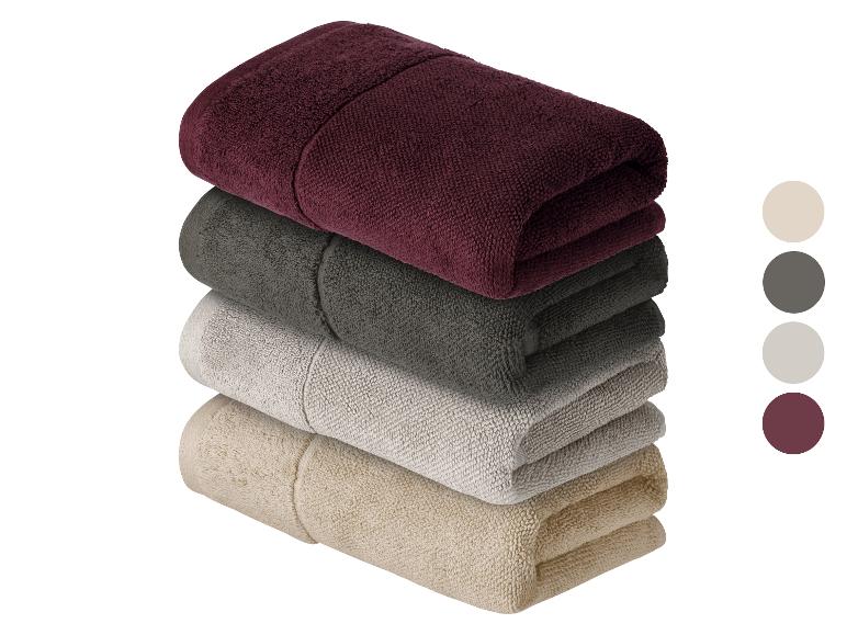 Stapel Handtücher in verschiedenen Farben.