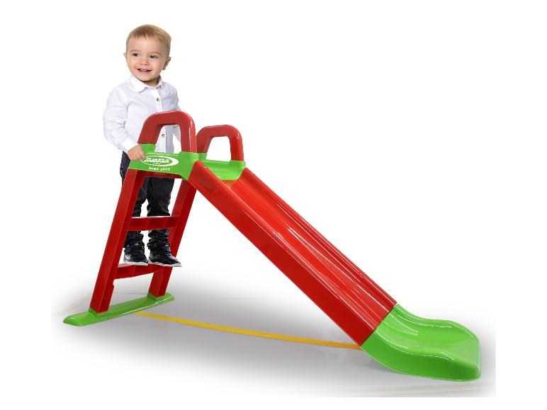 Kind spielt auf einer rot-grünen Rutsche von Jamara.