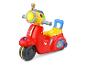 Roter Kinderroller mit gelbem Sitz und leuchtendem Scheinwerfer.
