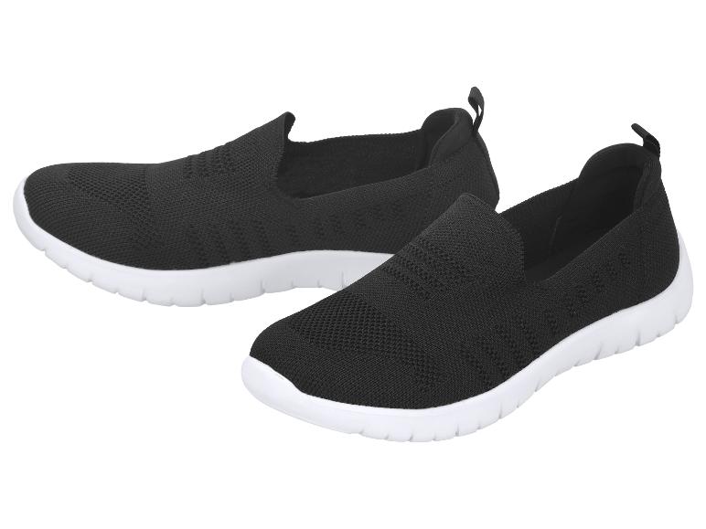 Schwarze, leichte Slip-on-Sportschuhe mit weißen Sohlen.
