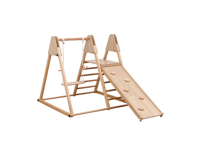 Holzspielplatz mit Schaukel und Rutsche mit Griffen.