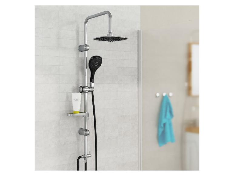 Eine Duschgarnitur mit Regendusche und Handbrause.