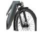 Nahaufnahme eines dunkelgrauen E-Mountainbikes mit Federgabel, Scheinwerfer und Stollenreifen.
