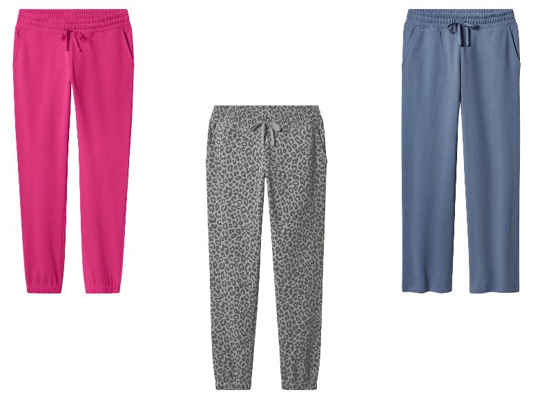 Drei Jogginghosen: Fuchsia, Grau mit Leopardenmuster und Blau.