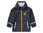 Eine dunkelblaue Regenjacke mit orangefarbenem Reißverschluss und 'Little Captain' Design.