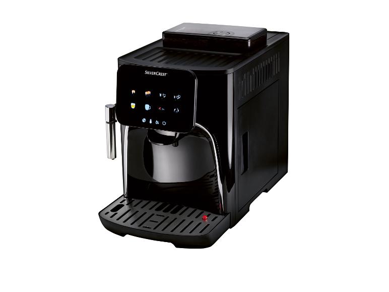 Schwarze SilverCrest Espressomaschine mit Touchscreen.