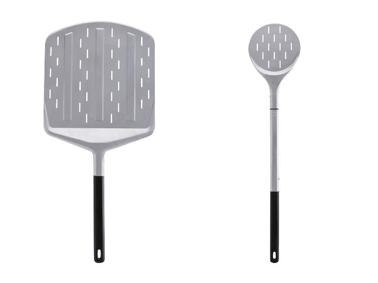 Perforierte Pizzaschaufeln aus Metall mit schwarzen Griffen