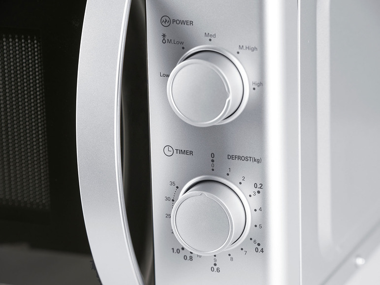 Eine silberne Mikrowelle mit Knöpfen für Leistung, Zeit und Auftauen.