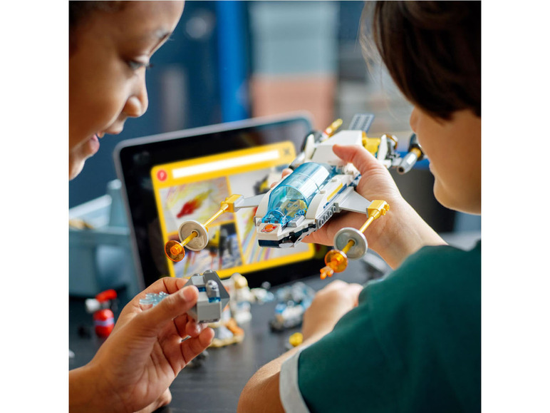 Kinder bauen ein LEGO Star Wars Raumschiff.