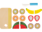 Hölzernes Spielzeug-Schneidebrett, Messer und verschiedene Früchte wie Kiwi, Orange, Banane, Erdbeere, Wassermelone und Passionsfrucht.