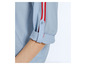 Hellblaue Bluse mit roten und weißen Streifen am Ärmel.