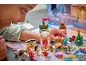 Kind spielt mit einem Spielzeug-Adventskalender mit Mini-Prinzessinnenpuppen und Schloss.