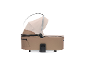 Beige Kinderwagenwanne mit Verdeck, durch Pfeil angezeigt