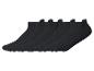 Sechs Paar schwarze, niedrige Socken auf weißem Hintergrund.